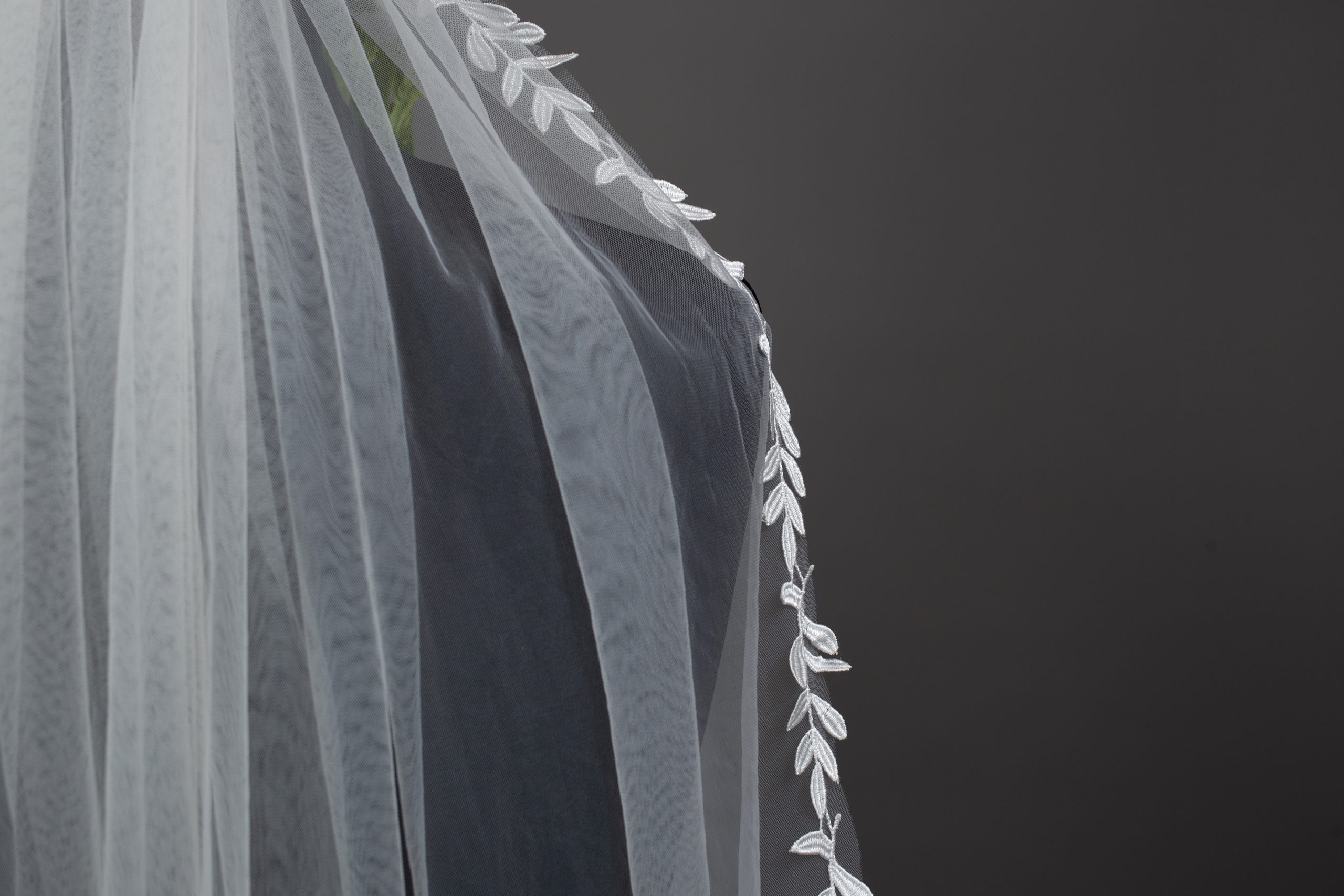 Delicate leaf edge veil detail on shoulder